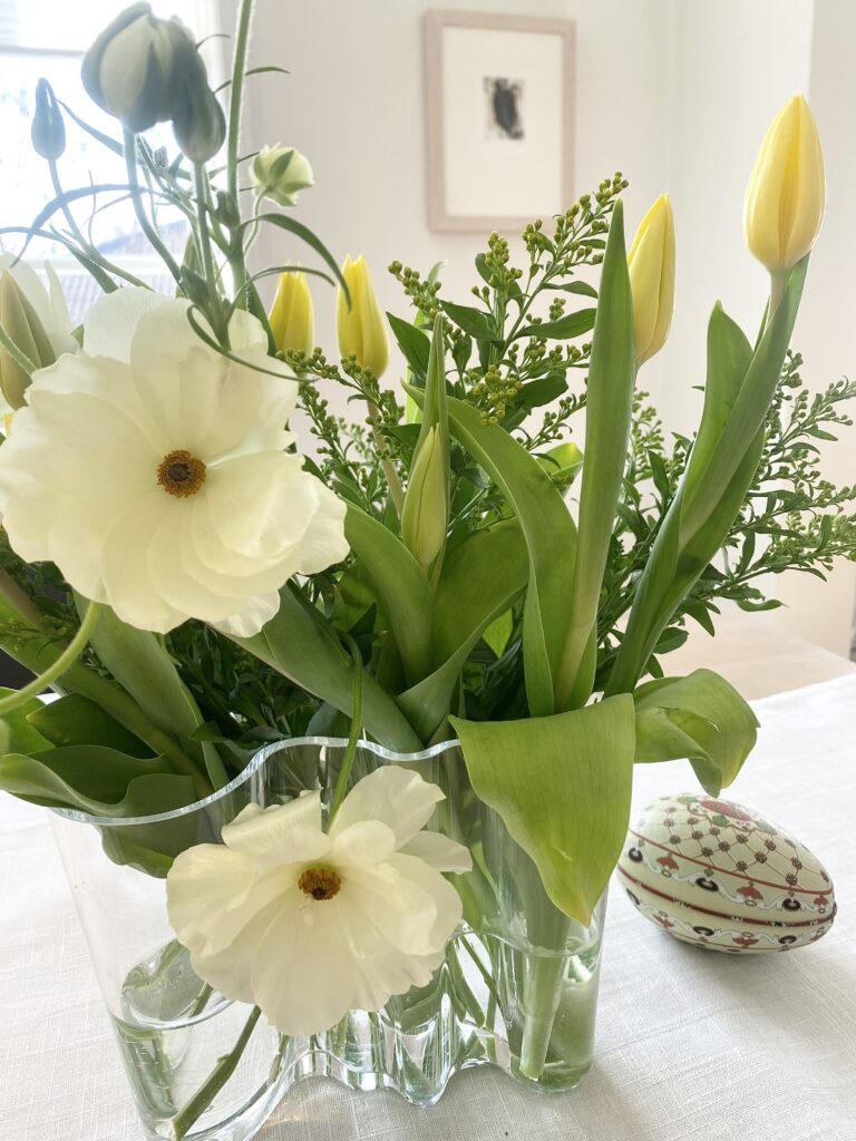 Påskbukett med tulpaner och ranunkler